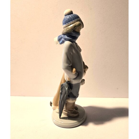 Lladro Winter Figurine Boy With Dog & Umbrella Handcrafted Porcelain Spain - Picture 3 of 9